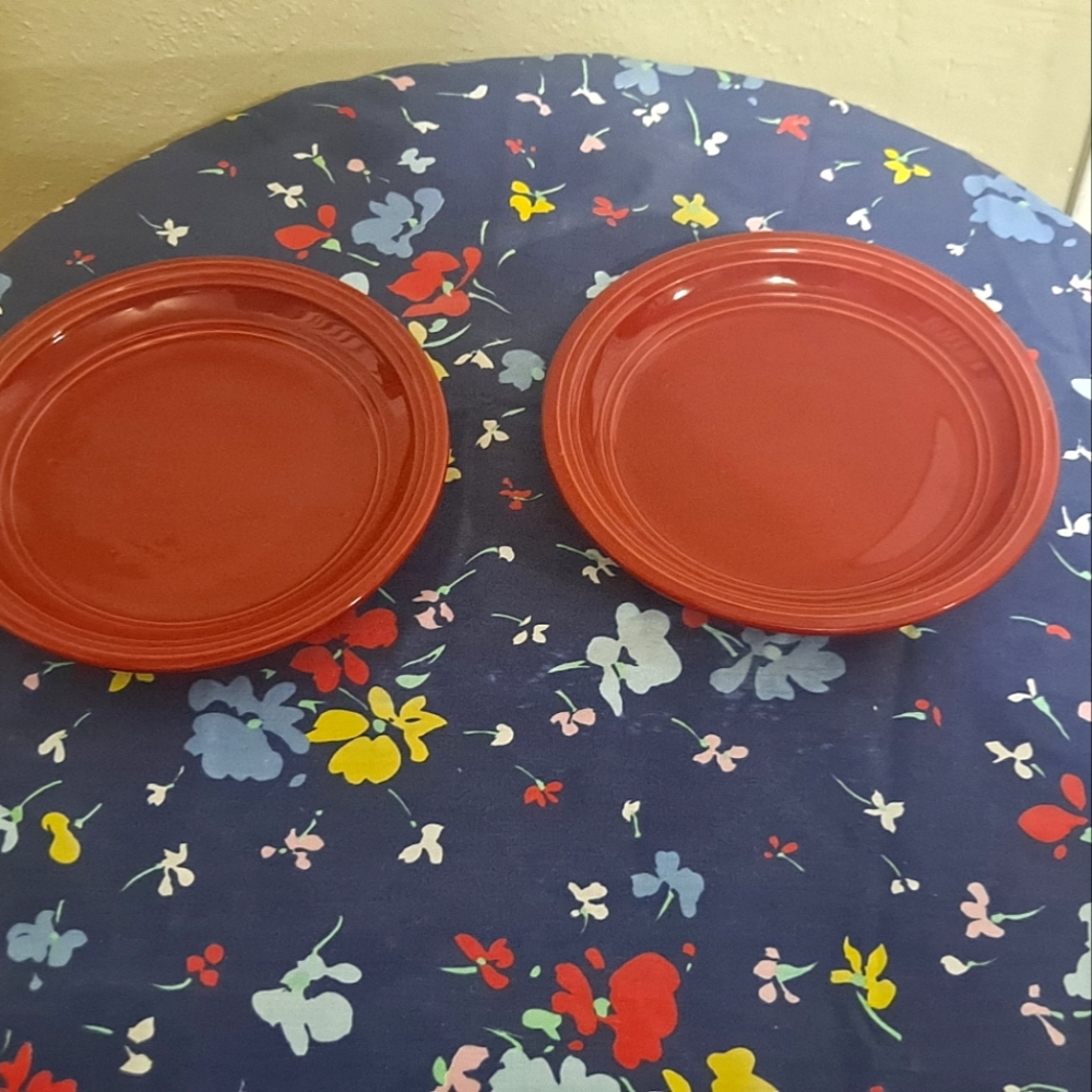 🌻2 Mainstays Dining  salad plates  Color: Red